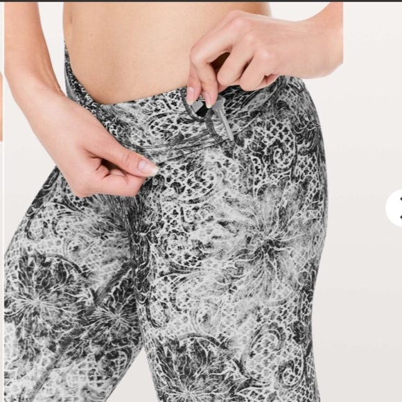 Lululemon Wunder Under Crop (High-Rise) *Full-On Luxtreme 21" EUC - Picture 6 of 14